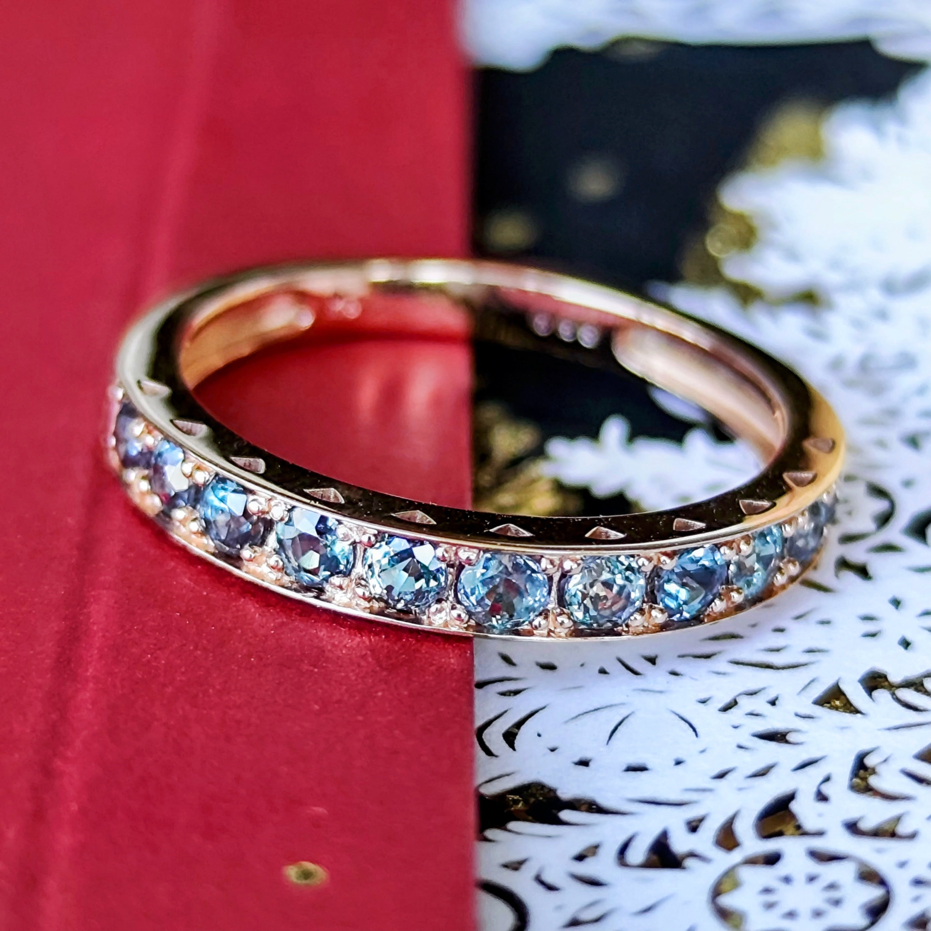 天然アレキサンドライト 0.63ct ハーフエタニティリング 18金PG – Mico