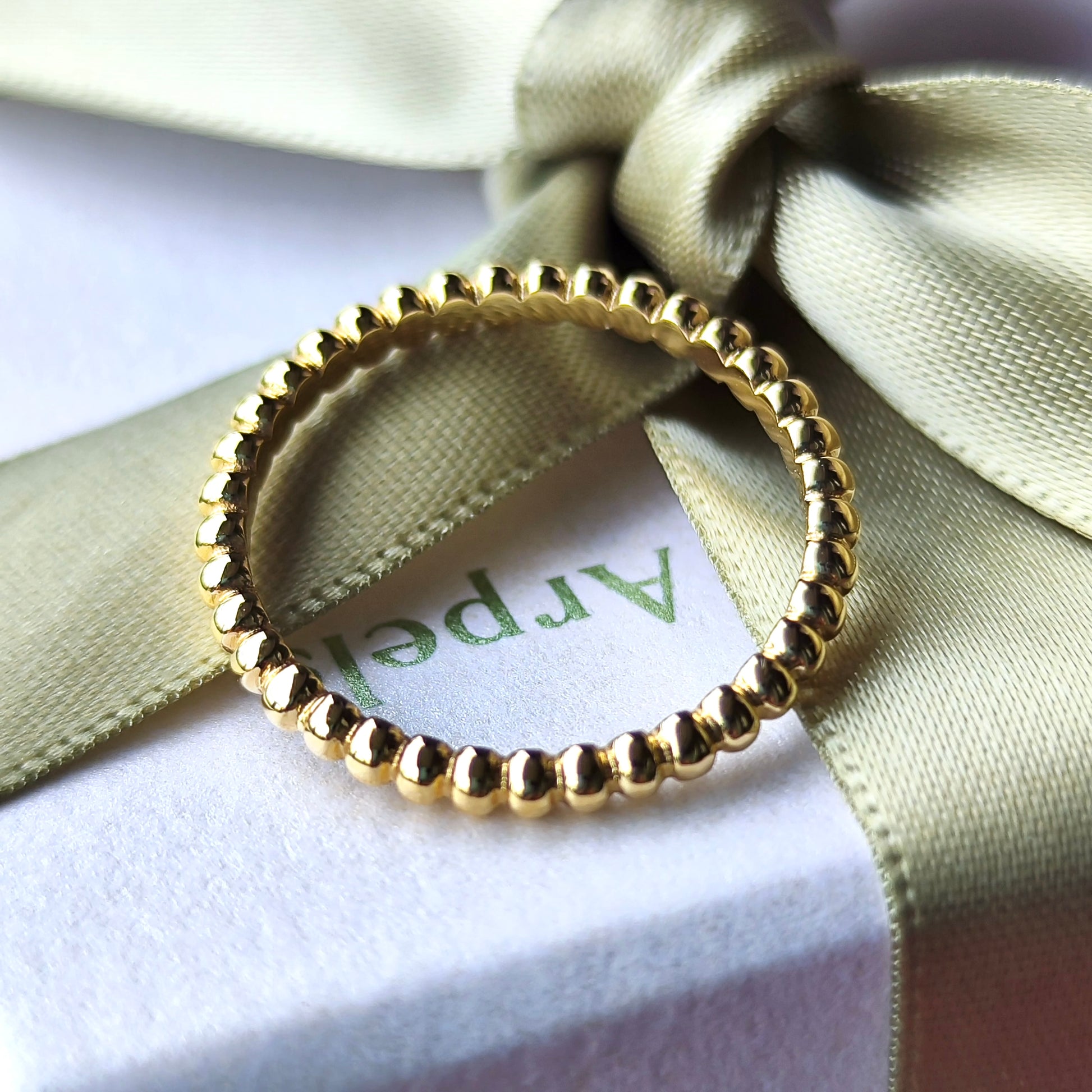 Van Cleef & Arpels ヴァンクリーフ&アーペル ペルレ スモール 53 18金YG