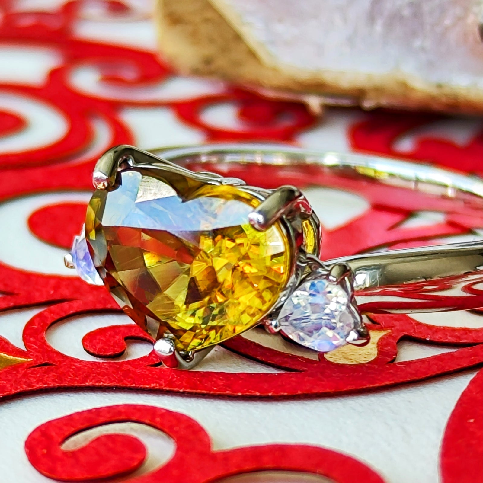 天然スフェーン 2.76ct ハートシェイプ 天然ラブラドライト