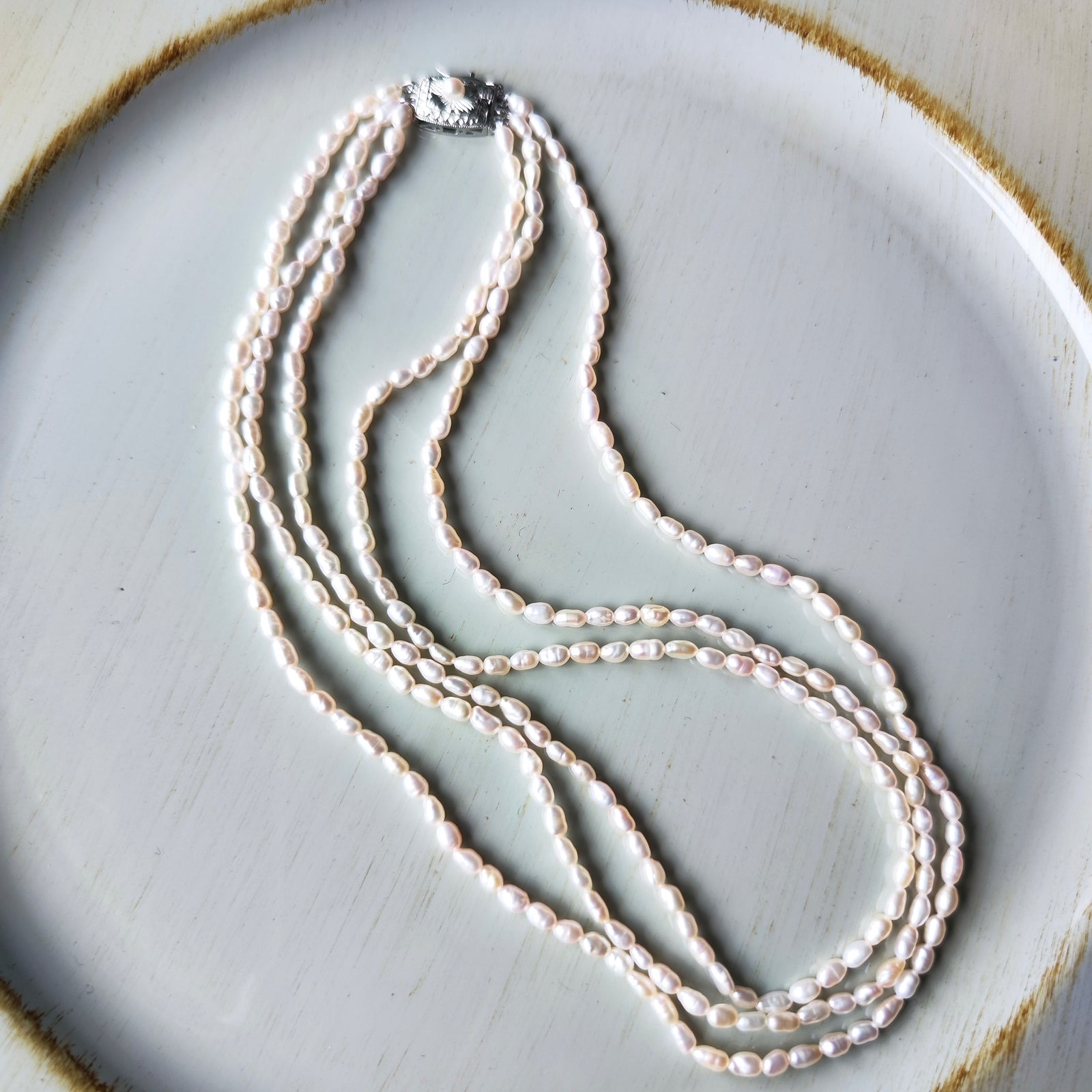 本日値下げ　新品　SV淡水真珠ガーネット三連ネックレス　オリジナル 淡水真珠 3連 ネックレス6.5-7.5mm 多連 | 淡水真珠ネックレス