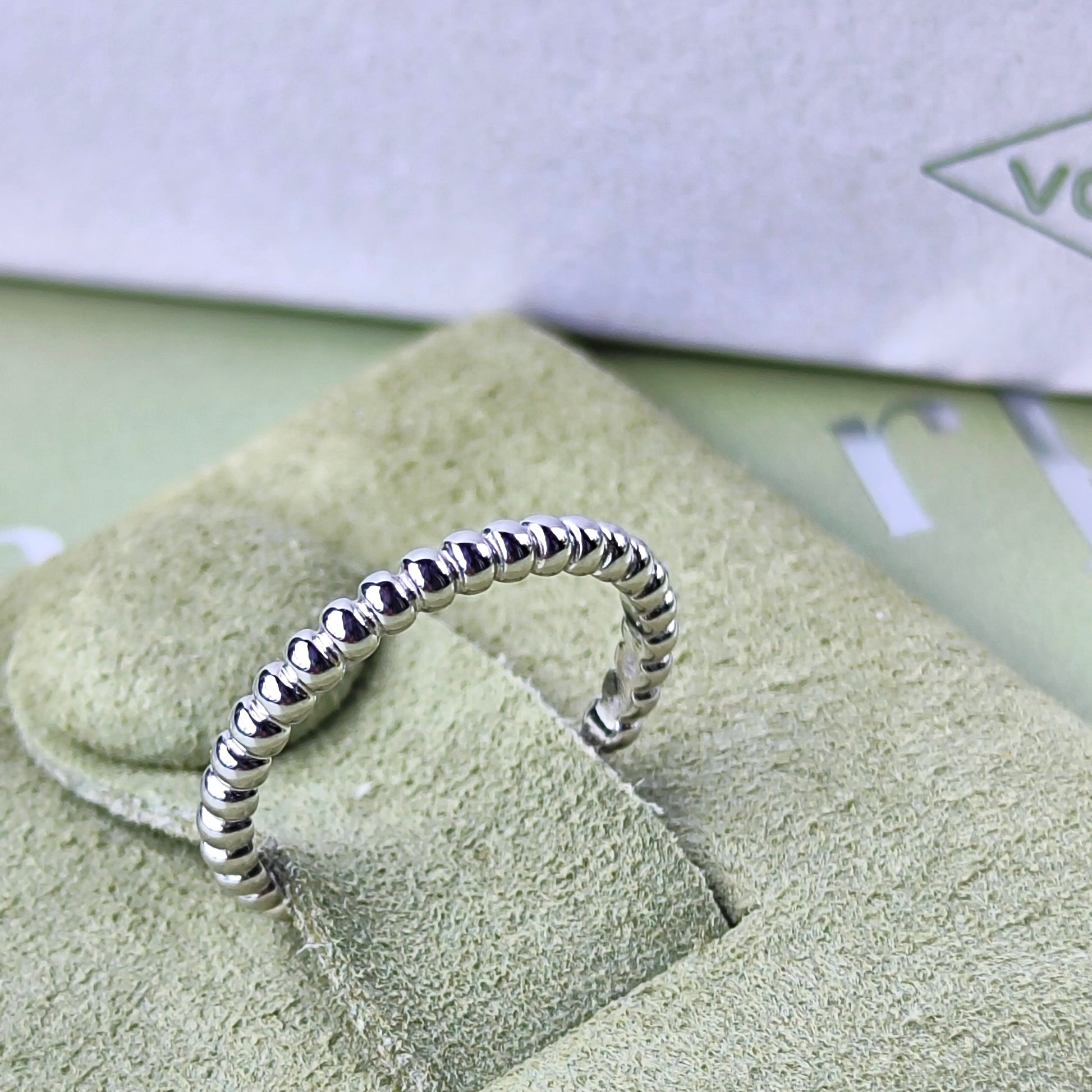 Van Cleef & Arpels ヴァンクリーフ&アーペル ペルレ スモール 18金WG 49