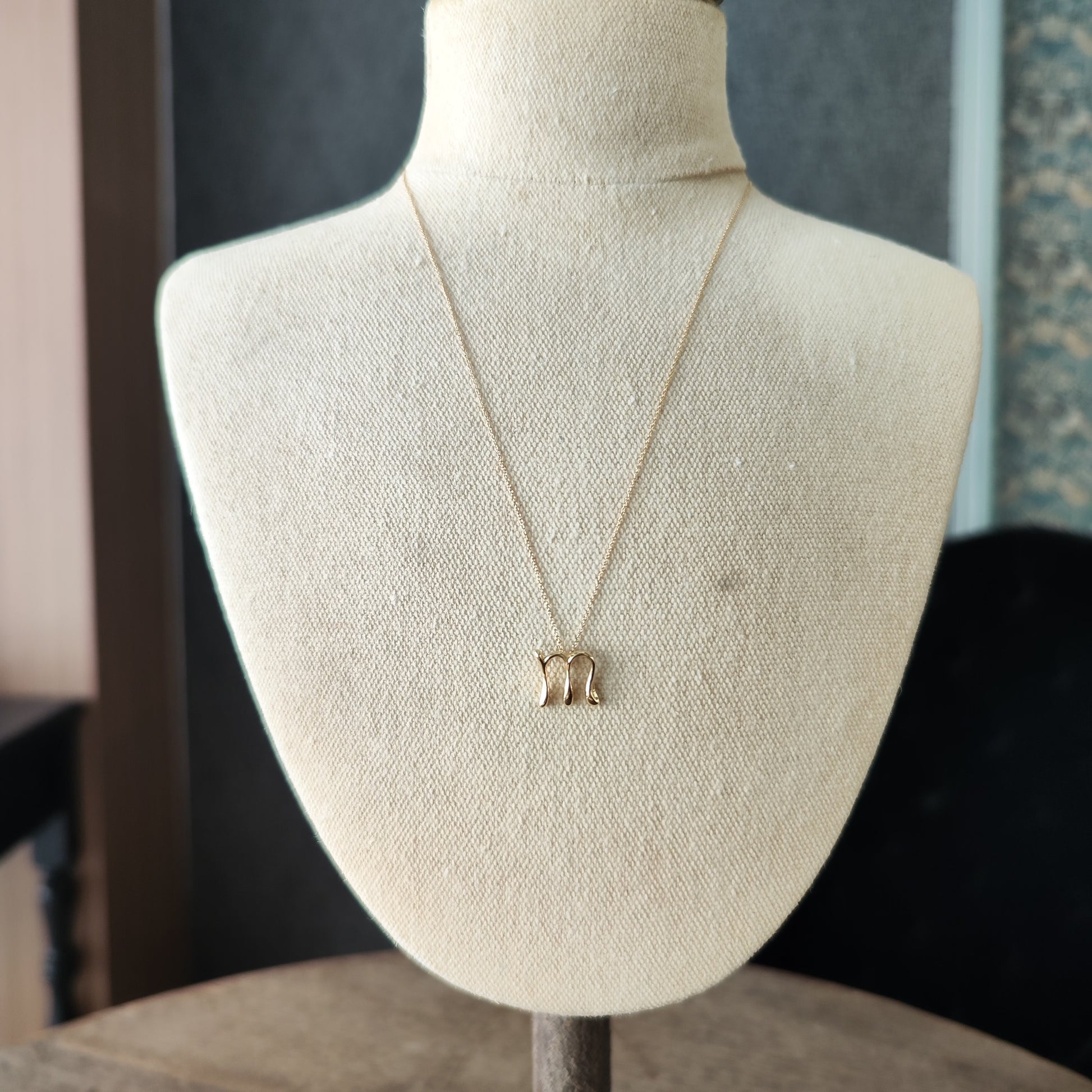 TIFFANY &Co ティファニー レター「M」ネックレス 18金YG